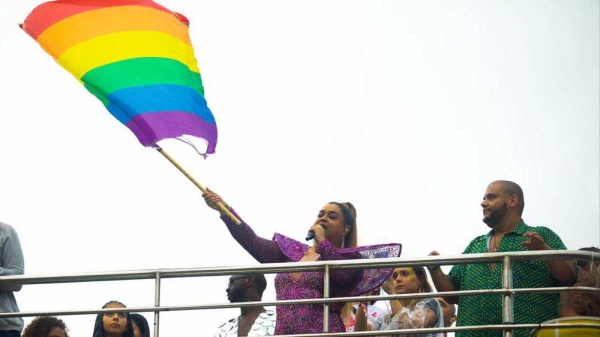 Em seu perfil do Twitter, a cantora lembrou que o Brasil é dos países que mais mata pessoas LGBTQs no mundo