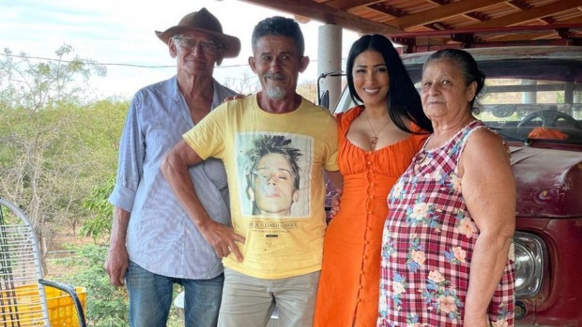 Longe dos palcos, a cantora aproveitou para visitar os familiares em Uibaí, no interior da Bahia
